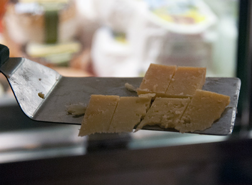 Degustazione del formaggio Puzzone di Moena 