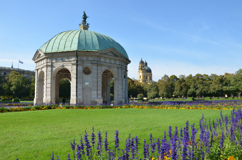 Gli Hofgarten e sullo sfondo la Theatine Church