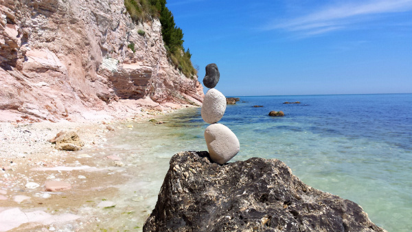 In equilibrio, spiagga dei Sassi Neri