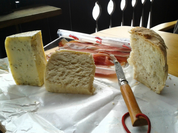 Pane di pasta madre fatto in casa, caciotta con rosmarino e timo, formadi frant e speck di Sauris