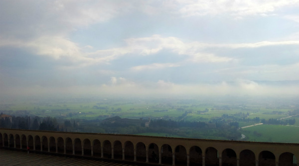 La foschia avvolge la piana