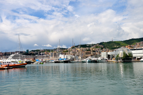 Un classico scorcio del Porto di Genova