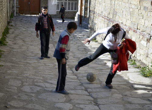 Si insegna il calcio a Lahic 