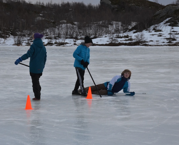 Ragazzini che giocano a hockey sul lago ghiacciato
