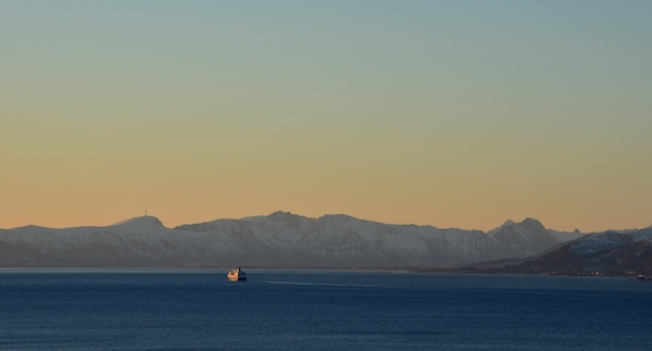 Un postale si allontana nel mare di Norvegia