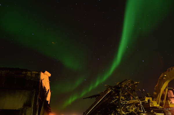 Rottami metallici e aurora boreale