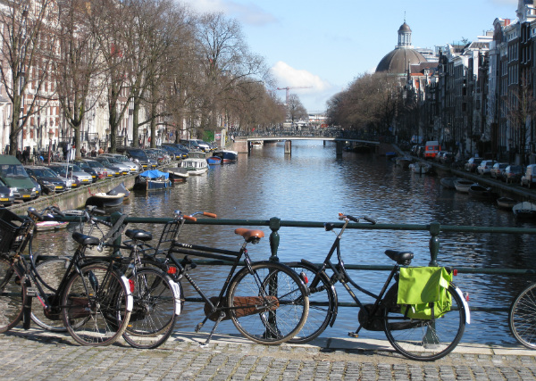Biciclette e canali ad Amsterdam