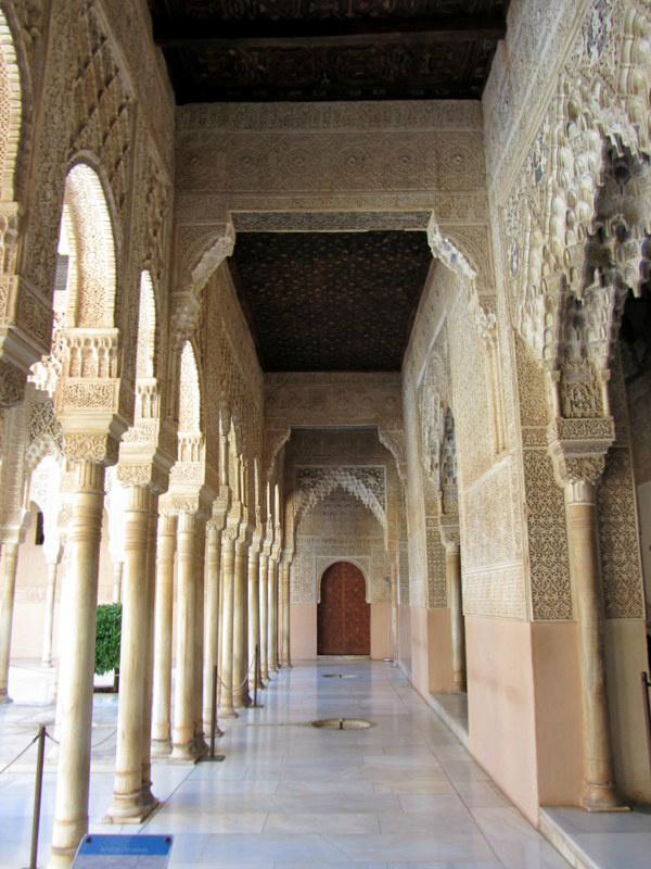 Colonnato all’interno dell’Alhambra, Andalusia