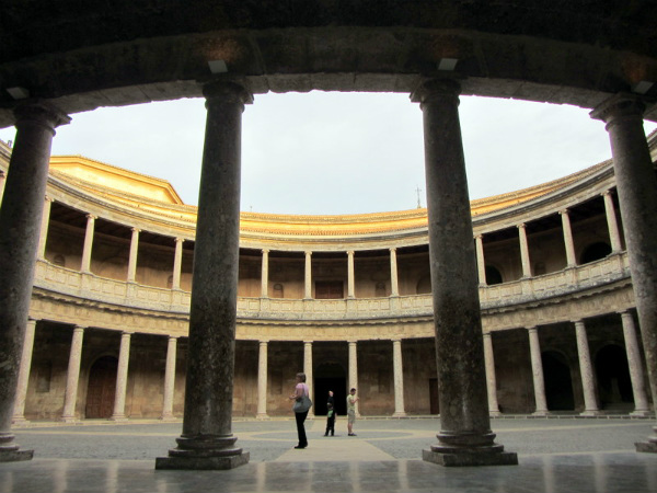 Stupendo colonnato all'interno del palazzo di Carlo V