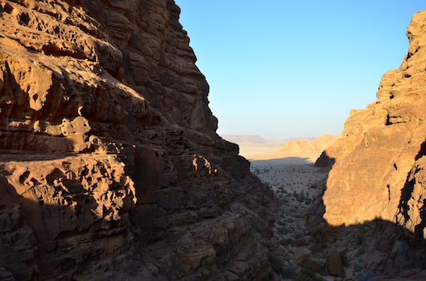 Una gola tra le rocce nel Wadi Rum