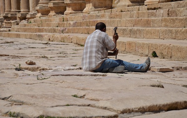 Un operaio al lavoro sul Cardo Massimo