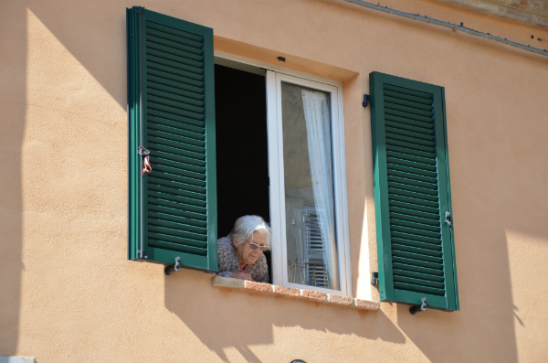 Anziana signora incuriosita