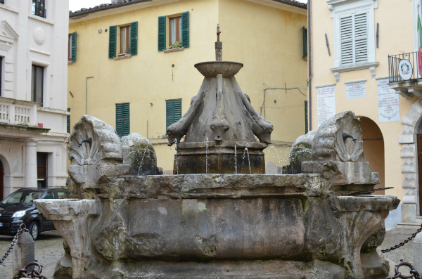La fontana nella piazza di Serra San Quirico