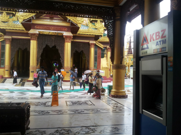 Bancomat all'entrata della Shwedgon Pagoda a Yangon
