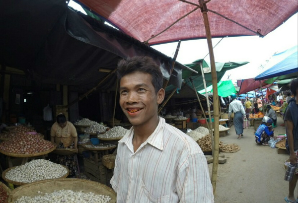 Un sorriso sincero al mercato di Meiktila