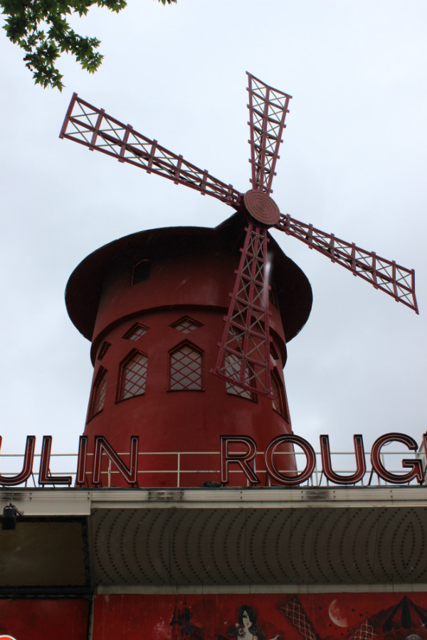 Il mulino simbolo del Moulin Rouge a Parigi 