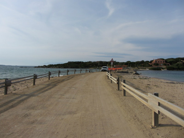 Porto Pollo a destra, la liscia a sinistra, di fronte l'isola dei Gabbiani