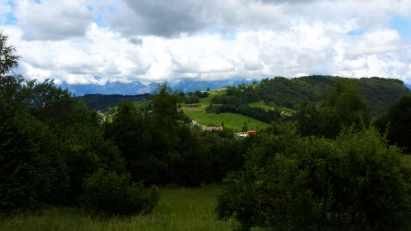 Il paese di Valmorel visto da un sentiero