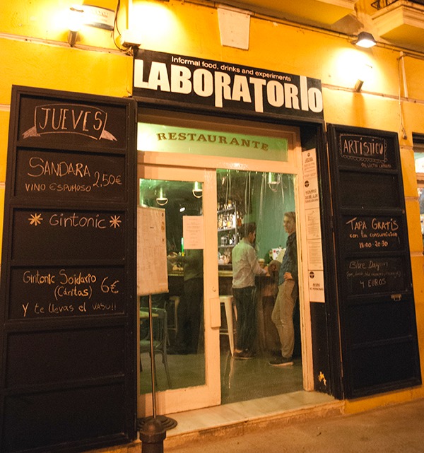 El Laboratorio, all’esterno