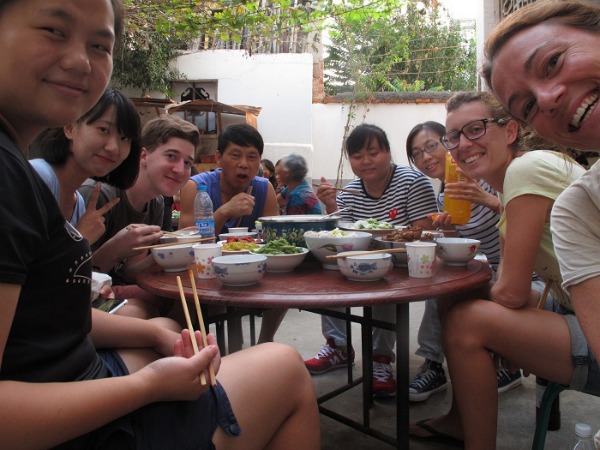Cena per la festa dei Moon Cake a Kai Yan con la famiglia di Bai la ragazza per la quale abbiamo fatto volontariato 
