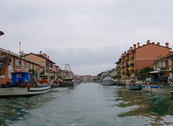 In partenza dal porto verso la laguna