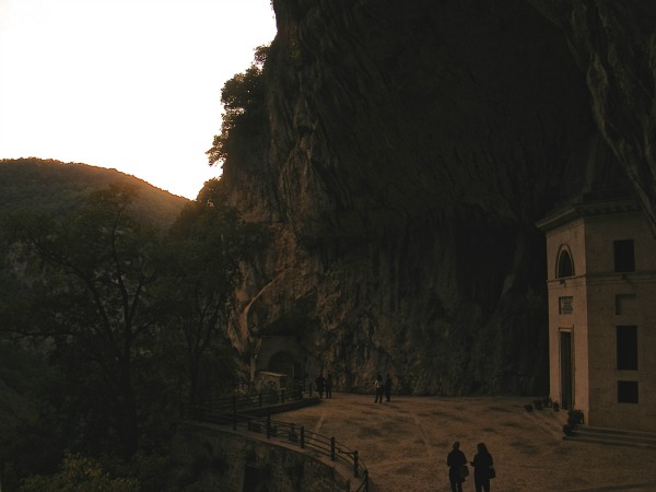 Al tramonto, il tempio del Valadier e la Gola di Frassassi