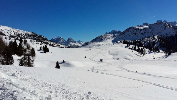 Prato Piazza, neve e montagne in lontananza