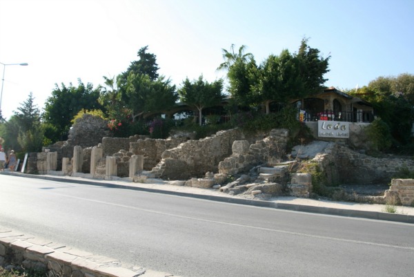 Side, anche i locali sorgono sopra e all'interno di reperti archeologici 