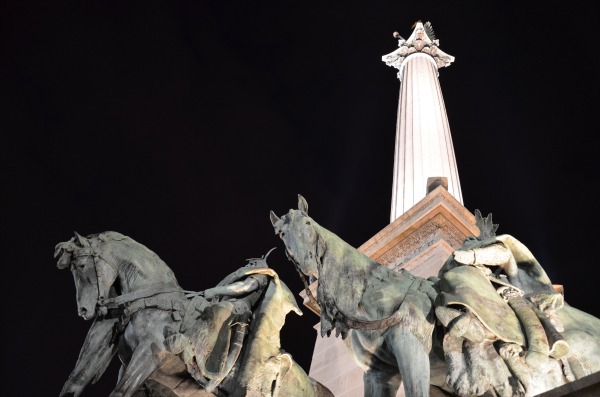 Un particolare delle statue e della colonna in Piazza degli Eroi