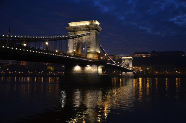 Il Ponte delle Catene, vista notturna