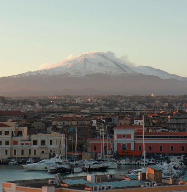 Una vista di Catania e del suo gardiano