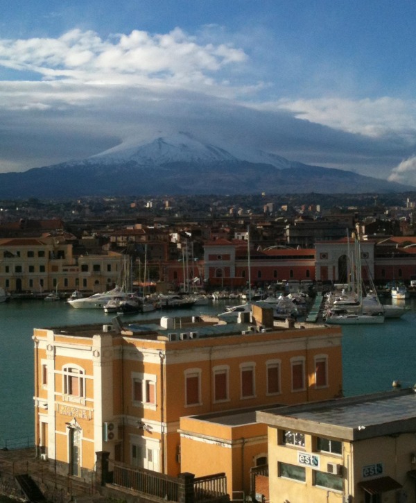 Una vista di Catania e del vulcano Etna