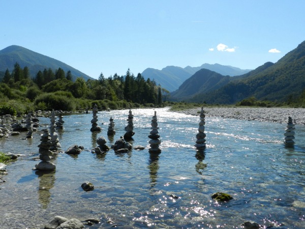 Land art sul greto del Meduna, presso il Campeggio Valtramontina