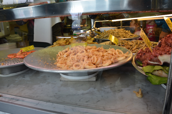 Il pesce fritto è uno dei cibi più in voga in città