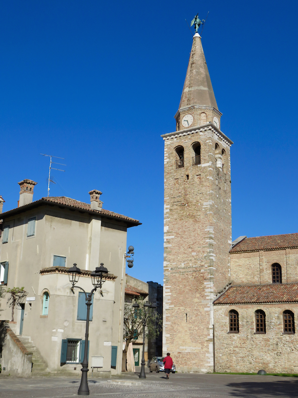Il campanile della Basilica di Sant'Eufemia, punto di riferimento continuo a Grado