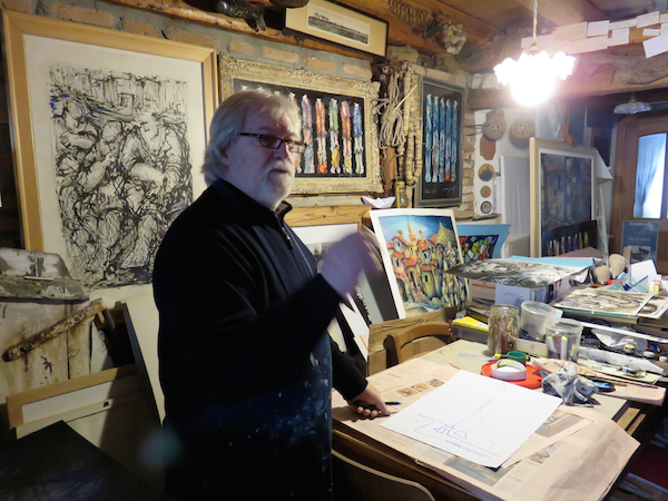L'artista Dino Facchinetti mentre parla dello spirito dei luoghi 