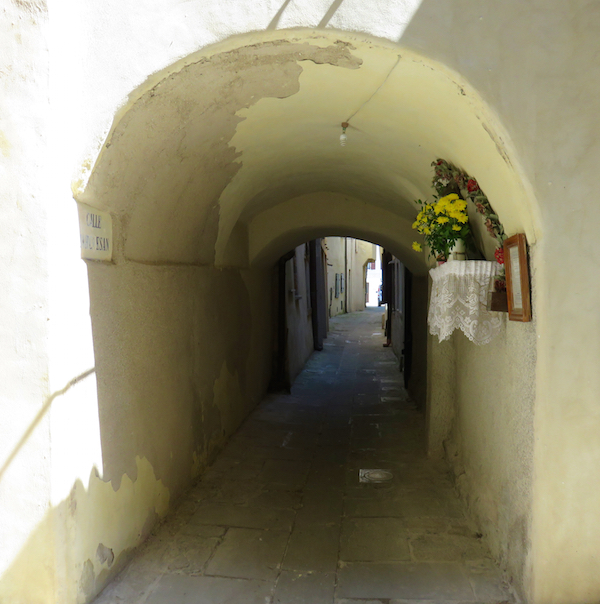 Un portico del centro storico, con un'offerta 