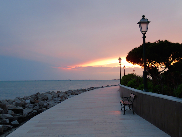 Il tramonto sulla laguna, nel lungomare