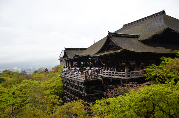 Il tempio di Kiyomizu-dera e Kyoto sullo sfondo