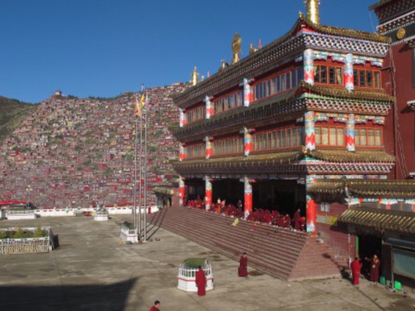 Foto straodinaria della scuola buddista  più  grande al mondo a Sertar o chiamata anche Seda nel nord dello Sichuan in Cina 
