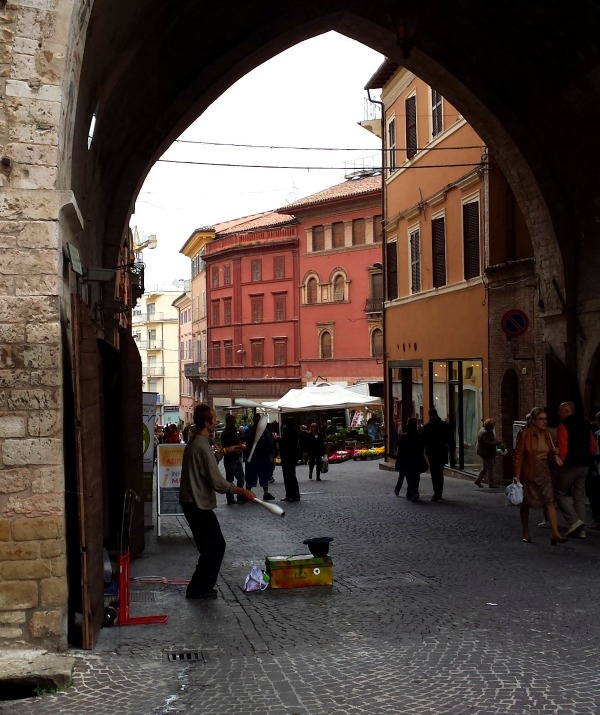 Un arco gotico ed un giocoliere, Fabriano