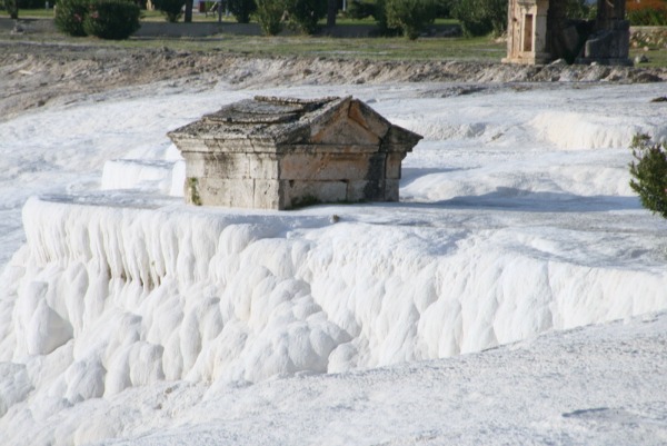 Tombe inzuppate nel calcare, Pamukkale