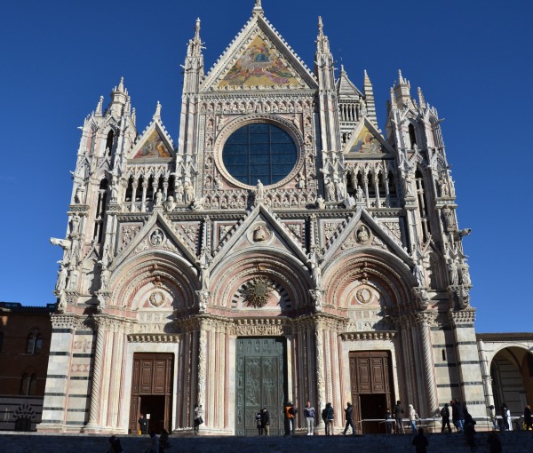 La facciata del Duomo di Siena