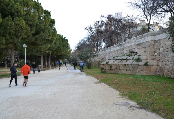 Valenciani che fanno sport lungo il letto del fiume Turia