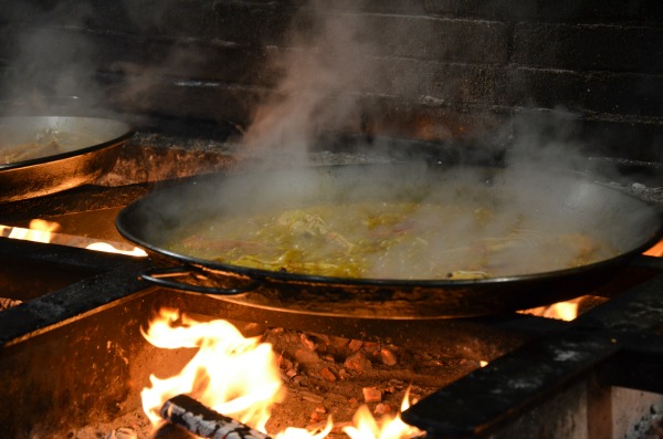 Una paella in cottura da Casa Carmela 