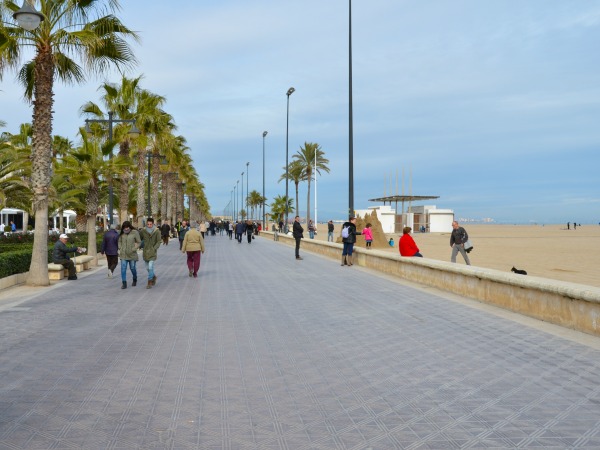 La passeggiata lungo la spiaggia de la Malvarrosa