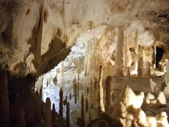 Grotte di Frasassi: emozionarsi scendendo nelle viscere della terra con lo Speleo Tour