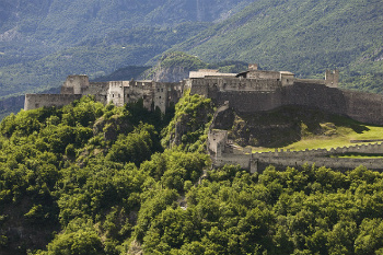 Castel Beseno: domina la valle il più vasto complesso fortificato del Trentino