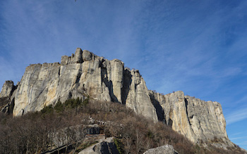 Pietra di Bismantova: Dove e perché visitare la roccia dell’Appennino Reggiano